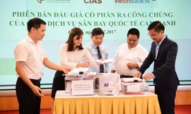 Kiểm tra hòm phiếu tại phiên đấu giá CTCP Dịch vụ Sân bay Quốc tế Cam Ranh. 