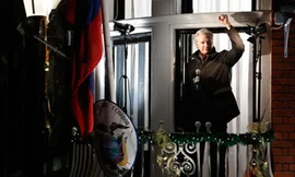 Ông Julian Assange trên ban công của đại sứ quán Ecuador tại London