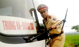 CSGT đu trước mũi xe như phim hành động