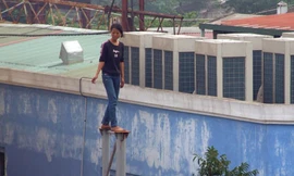 Một phụ nữ đứng trên cột cao 6 mét dọa tự tử