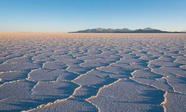 Kho báu khổng lồ bên trong sa mạc muối lớn nhất thế giới 