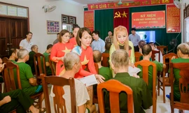 Cộng đồng người Việt tại Đức trao hơn 500 triệu đồng tặng thương, bệnh binh nhân dịp 27/7 