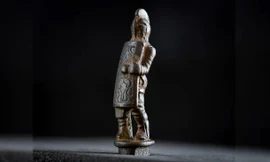 Tìm thấy cán dao hình đấu sĩ quý hiếm ở Bức tường Hadrian