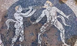 Khai quật bức tranh khảm cổ đại mô tả hai vị thần khỏa thân 