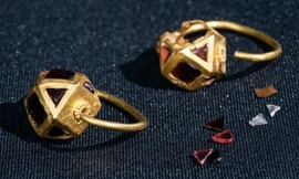 Khai quật được đồ trang sức bằng vàng tinh xảo của giới quý tộc thời xưa