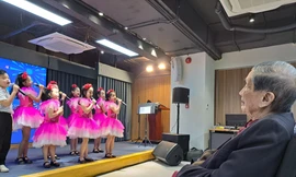 Nhạc sĩ Phạm Tuyên xúc động trong buổi ra mắt sách của con gái