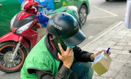 Nhân viên chuyển phát nhanh thu tiền của khách rồi mang trả nợ lô đề