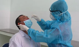 CDC Khánh Hoà lấy mẫu xét nghiệm người dân về từ TP.HCM. Ảnh Báo Khánh Hoà.