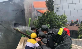 Cháy lớn trong căn nhà 2 tầng, 3 nạn nhân vẫn còn kẹt bên trong