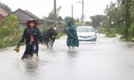 Nước lũ dâng cao, nhiều khu dân cư ở Phú Yên bị chia cắt