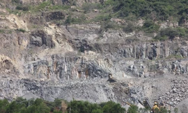 Cảnh khai thác tại mỏ đá Hòn Ngang. Ảnh L.H