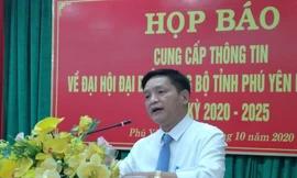 Đại hội Đảng Đảng bộ tỉnh Phú Yên chỉ tặng cặp giấy, không nhận hoa