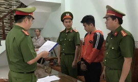 Công an tỉnh Phú Yên đọc lệnh khởi tố Nguyễn Xuân Bình (thứ 2 từ phải qua). Ảnh Huyền Trang/congan.phuyen.gov.vn