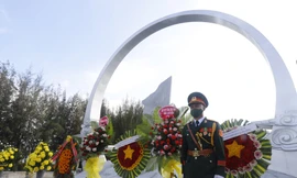 Vòng hoa của các đoàn đến tưởng niệm 64 chiến sĩ Gạc Ma tại Khu tưởng niệm Chiến sĩ Gạc Ma. Ảnh C.H