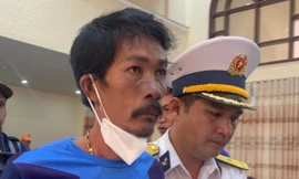 Đón 5 ngư dân tàu cá Bình Thuận trở về sau 12 ngày trôi dạt trên biển