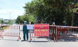 Chốt phong toả tại khu vực có ca mắc COVID - 19 ở TP. Tuy Hoà - Phú Yên. Ảnh LỮ HỒ.