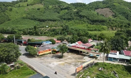 Một điểm dừng chân trái phép được xây dựng trên tuyến Quốc lộ 27C nối Nha Trang - Đà Lạt