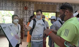 Hình ảnh khách quốc tế nô nức du Xuân phố biển Nha Trang 