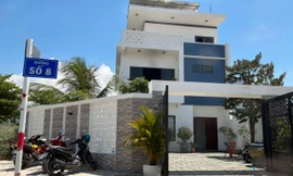 Căn biệt thự nơi có người đàn ông nằm gục trên ghế salon