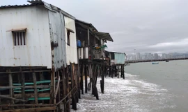 Sóng đánh nhà tơi tả, dân xóm Chụt Nha Trang sống trong sợ hãi