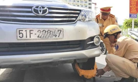 Công an Nha Trang khoá bánh xe ô tô vi phạm