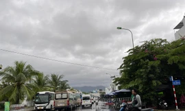 Bãi giữ xe, sân bóng trái phép mọc lên trong khu đô thị ở Nha Trang