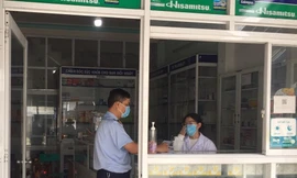 Lực lượng QLTT Khánh Hoà kiểm tra một nhà thuốc trên địa bàn TP. Nha Trang. Ảnh Trần Thuyết.