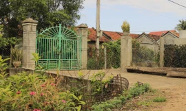 Cổng nhà bà Nhinh - hiện trường xảy ra vụ việc. Ảnh L.H