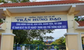 Điểm thi trường THCS Trần Hưng Đạo bị dừng sáng nay. Ảnh CTV