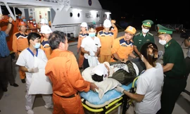 Vượt gió lớn cứu hai người nước ngoài bị nạn trên biển Khánh Hòa