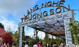 Khách du lịch du Xuân tại khu du lịch Làng nghề Trường Sơn - Nha Trang. Ảnh CÔNG HOAN