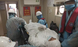 Lực lượng cứu hộ đưa thuyền viên người Philippines lên bờ cấp cứu. Ảnh CTV