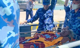 Đưa 5 ngư dân Bình Thuận trôi dạt trên biển về Nha Trang