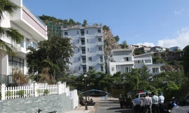 Lực lượng chức năng TP. Nha Trang tổ chức cưỡng chế biệt thự xây vượt tầng tại khu đô thị Ocean View Nha Trang. Ảnh L.H