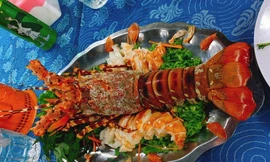 Chủ nhà hàng hải sản Làng Chài - Bến cảng Cầu Đá - Nha Trang 3 bị du khách tố bán tôm hùm với giá 3,5 triệu đồng/kg. Ảnh T.L