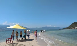 Nha Trang tấp nập du khách đi biển, nhiều người 'bỏ quên' khẩu trang