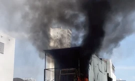 Cháy nghi ngút cạnh chợ Xóm Mới Nha Trang, tiểu thương hoảng loạn