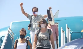 Du khách quốc tế vui mừng đáp xuống sân bay Quốc tế Cam Ranh. Ảnh L.H