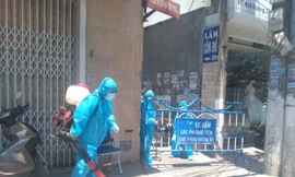 Lực lượng y tế Khánh Hoà chuẩn bị sát khuẩn một con hẻm có ca nghi mắc ở phường Vĩnh Phước. Ảnh LỮ HỒ.