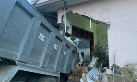 Xe tải mất lái đâm vào nhà dân, làm 3 cháu bé bị thương