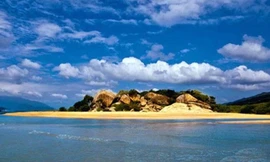 Đảo Hòn Thị có vẻ đẹp hoang sơ. Ảnh Internet.