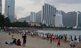 Biển Nha Trang đông kín người, xe ùn ứ trên đường ven biển