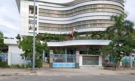 Một nhân viên dắt theo con gái đến khu du lịch công tác. Ảnh C.H