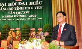 Ông Huỳnh Tấn Việt phát biểu tại Đại hội đại biểu Đảng bộ Phú Yên năm 2015. Ảnh Báo Phú Yên.