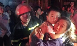 Cháy tiệm áo cưới, 3 người may mắn thoát nạn