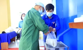 Tỉnh đoàn Khánh Hoà lắp ATM gạo nghĩa tình cho công nhân khu công nghiệp