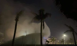 Vụ cháy tại quán bar Sands Bay đã được dập tắt nhưng vẫn còn khói bốc lên tại tầng hầm. Ảnh L.H