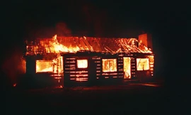 Mẹ kế tưới xăng đốt sách vở con chồng, 4 người trong gia đình bỏng nặng