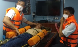 Tàu Hải quân 416 cấp cứu ngư dân Quảng Ngãi bị nạn trên biển