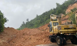 Sạt lở trên đèo Khánh Lê đã làm ách tắc giao thông truyến đường nối Nha Trang - Đà Lạt. Ảnh CTV